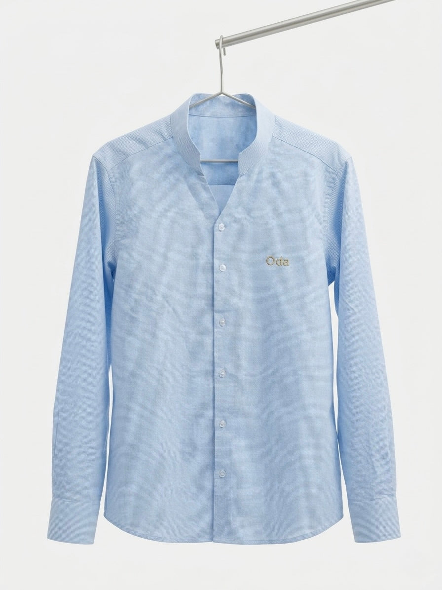 The Signature Essential – Hellblauer Stehkragen